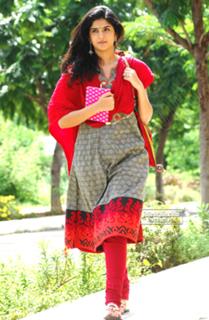 Deeksha Seth feet photo 15