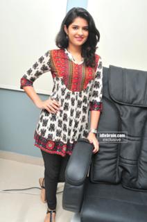 Deeksha Seth feet photo 7
