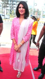 Deeksha Seth feet photo 2