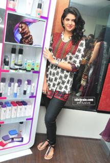 Deeksha Seth feet photo 17