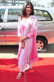Deeksha Seth feet photo 16