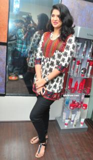 Deeksha Seth feet photo 7