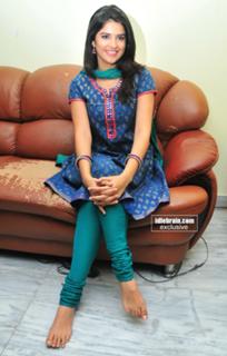 Deeksha Seth feet photo 6