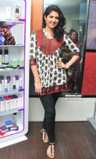 Deeksha Seth feet photo 5