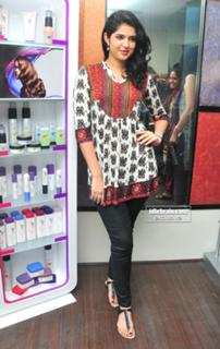 Deeksha Seth feet photo 4