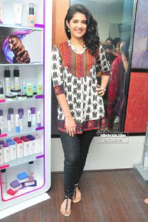 Deeksha Seth feet photo 2