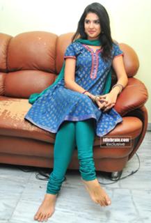 Deeksha Seth feet photo 19