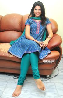 Deeksha Seth feet photo 18