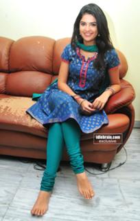 Deeksha Seth feet photo 17