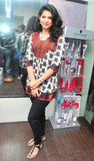 Deeksha Seth feet photo 14