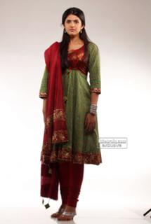 Deeksha Seth feet photo 8