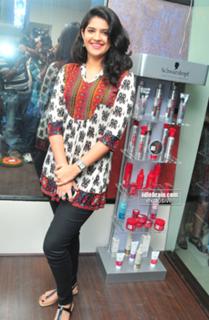 Deeksha Seth feet photo 7