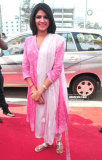 Deeksha Seth feet photo 16
