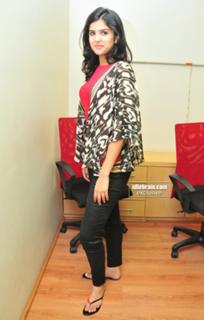 Deeksha Seth feet photo 9