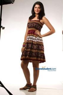 Deeksha Seth feet photo 16
