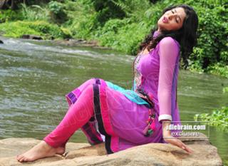 Deeksha Seth feet photo 9