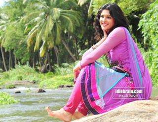 Deeksha Seth feet photo 4