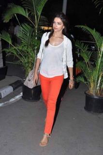 Deepika Padukone feet photo thumbnail