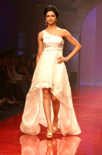 Deepika Padukone feet photo thumbnail