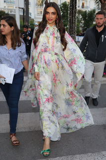 Deepika Padukone feet photo thumbnail