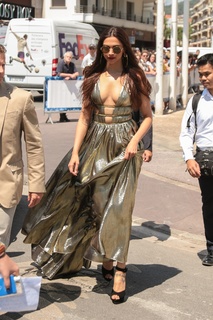 Deepika Padukone feet photo thumbnail