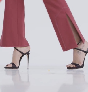 Deepika Padukone feet photo thumbnail