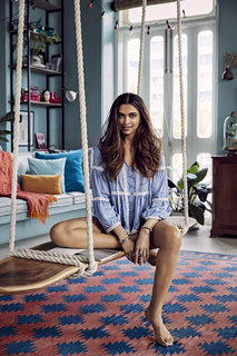 Deepika Padukone feet photo thumbnail