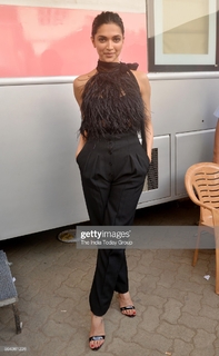 Deepika Padukone feet photo thumbnail