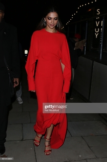 Deepika Padukone feet photo thumbnail