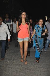 Deepika Padukone feet photo thumbnail