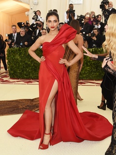Deepika Padukone feet photo thumbnail