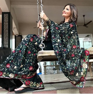 Deepshikha Nagpal feet photo 3