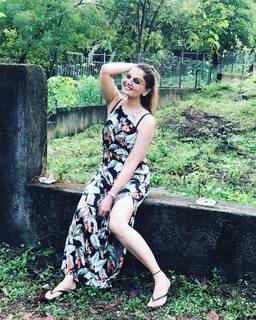 Deepshikha Nagpal feet photo 4