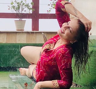 Deepshikha Nagpal feet photo 20