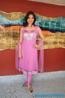Deepshikha Nagpal feet photo 6