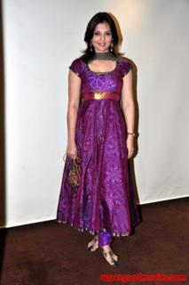 Deepshikha Nagpal feet photo 18