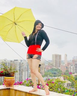Deepshikha Nagpal feet photo 14