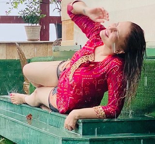 Deepshikha Nagpal feet photo 13