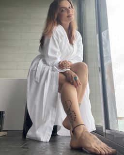 Deepshikha Nagpal feet photo 10