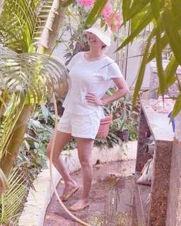 Deepti Bhatnagar feet photo 12
