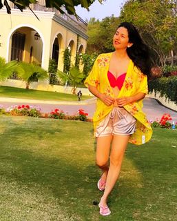 Deepti Bhatnagar feet photo 3