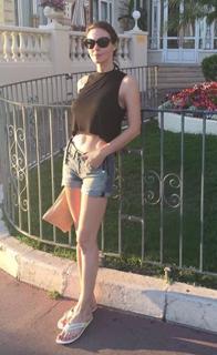 Defne Samyeli feet photo 1