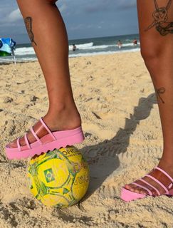 Delfina Pignatiello feet photo 3