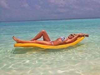 Delia Matache feet photo thumbnail