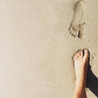 Delia Matache feet photo thumbnail