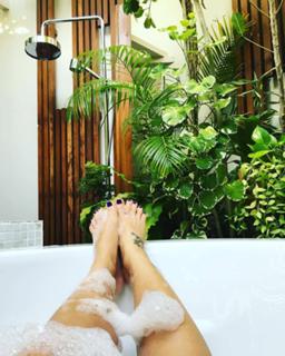 Delia Matache feet photo thumbnail