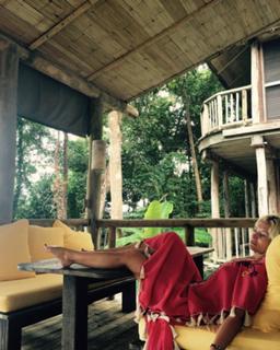 Delia Matache feet photo thumbnail