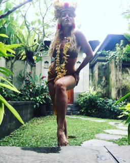 Delia Matache feet photo thumbnail