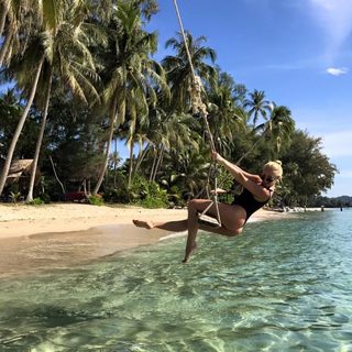 Delia Matache feet photo thumbnail