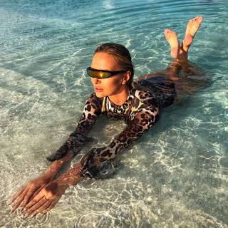 Delia Matache feet photo thumbnail